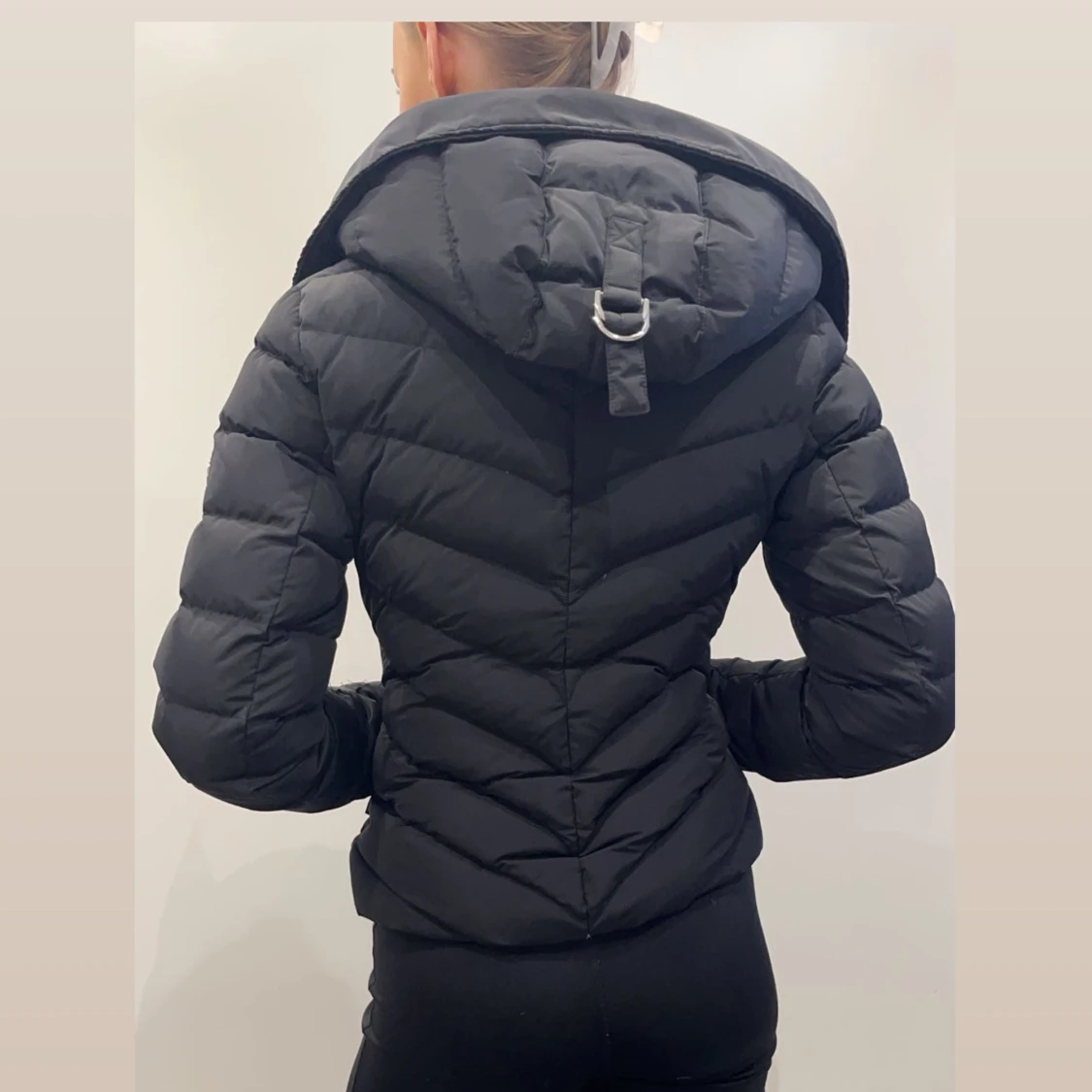 Svart dunjacka från Hollies - 93