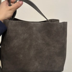 Grå axelväska i syntet - Gina Tricot  - Snygg grå axelväska i syntetmaterial med stilren design! Den är från Gina Tricot 💕