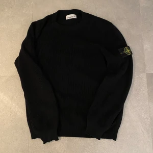 Stickad Stone island tröja - Säljer nu min tvär feta stickade Stone island tröja, skick 9/10, pris kan diskuteras, hör av dig vid några funderingar😃