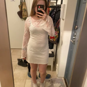 Vit spetsklänning med snörning - Denna klänning har jag använt 1 gång vilket var en skolavslutning! Den är helt orörd sen dess och är allmänt fin och i bra skick !