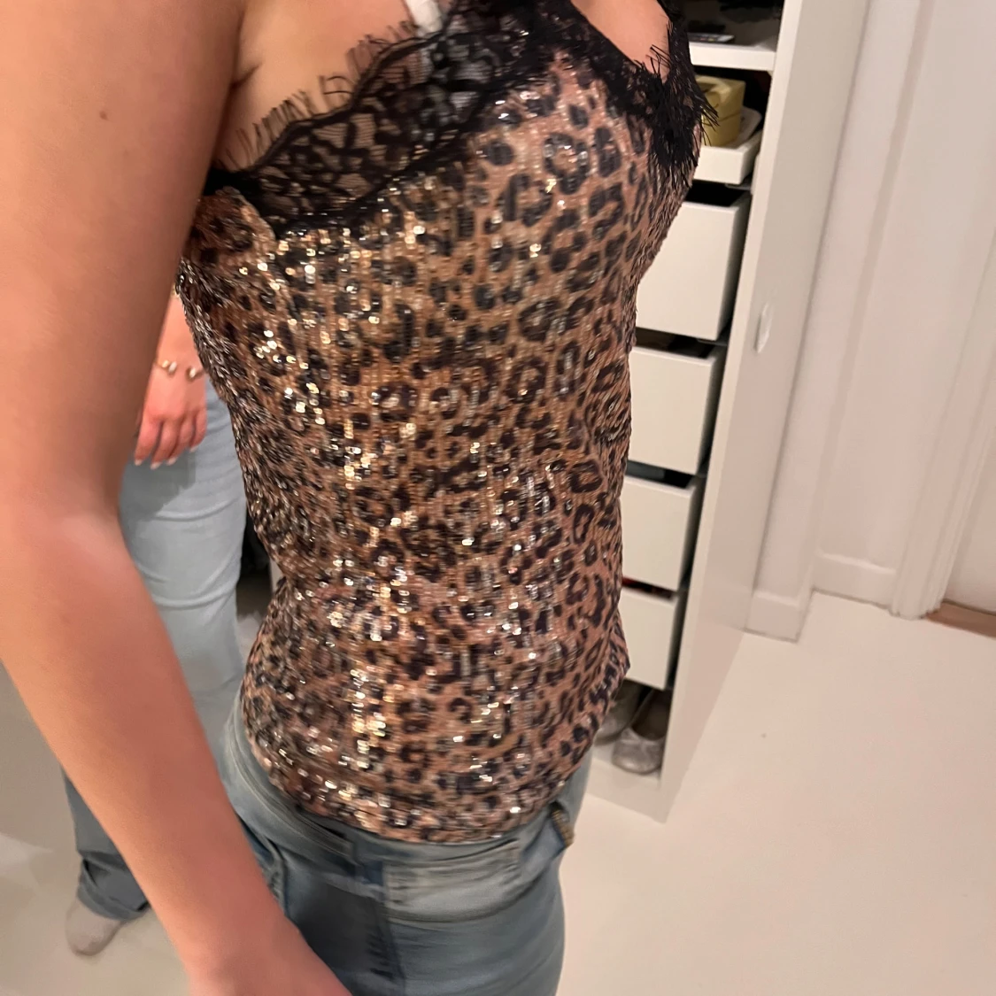 Leopardmönstrad paljettopp med spetsdetaljer - 91