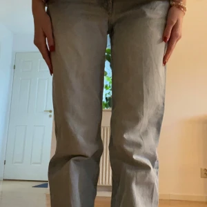 Zara jeans  - Ljusblå zara jeans 🤍 strlk 38, men skulle säga mer S/36. Mått: innerbenslängd: 79 cm midjemått:39 cm 🌸 skriv för bättre bilder