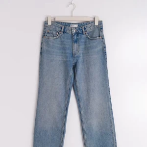 Blå jeans - Jeans från Gina i storlek 34. Jag är 166, och dom är lite långa på mig. 