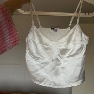 Vit croppad linnetopp ✨ - Vit söt topp i skimrande tyg