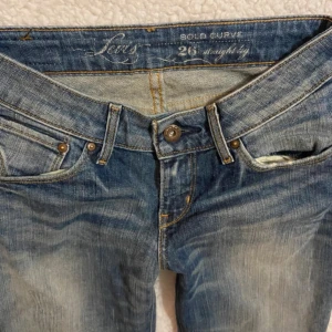 lågmidjade Levis jeans - Skitsnygga låg midjade Levis jeans med raka ben💕 köpt här på plick men tyvärr lite för små för mig, finns inga defekter🫶