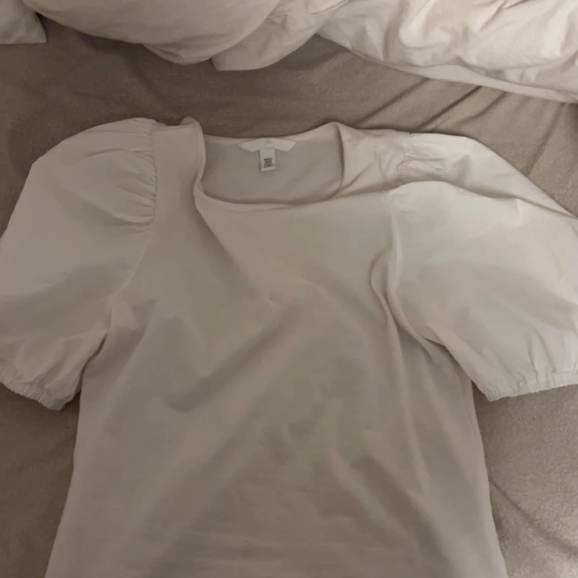 Vit topp med puffärmar  - 90