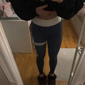 Blå Aim’n leggings  - Snygga blå leggings från Aim’n med en bred vit midja och vita detaljer på benen. Perfekta för träning eller en avslappnad dag. Tillverkade i 84% polyester och 16% spandex för en bekväm och stretchig passform. 🩷