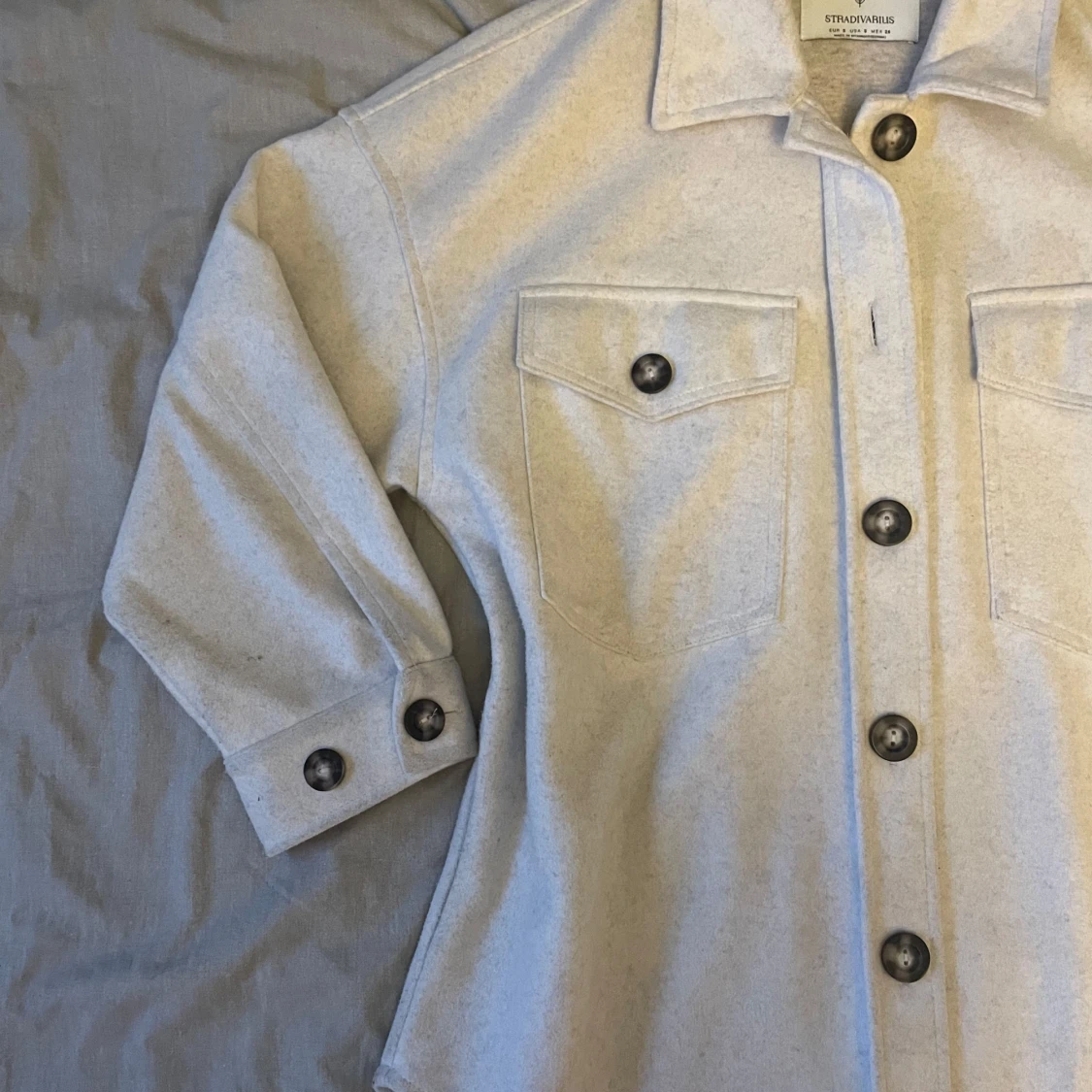 Beige jacka från Stradivarius