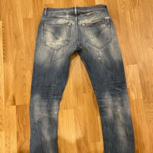 Dondup jeans - Säljer ett par slitna snygga dondups! Skickat är helt okej. Priset är ej fast hugget i sten. Säljer dem såpass billigt för d är slitna 