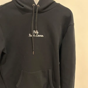  Polo Ralph Lauren hoodie - Säljer nu denna Ralph lauren hoodien i storlek Xs då den blivit för liten. Jag är 175 och har precis vuxit ut den. Den är i väldigt bra skick utan några defekter. Hör av er vid minsta fråga.