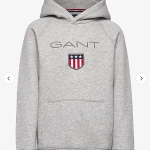 Grå Gant hoodie  - Säljer denna jättefina grå gant Hoodien som är i jättebra skick,andvänd typ 1 gång