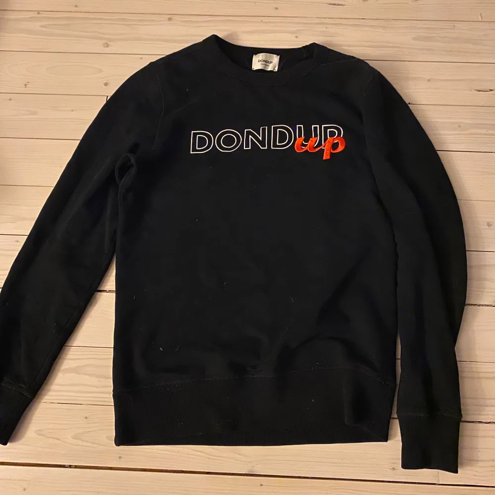 Fet Dondup sweater i skönt skick! Bara och skriva vid funderingar🙌. Neuletakit & Villapaidat.