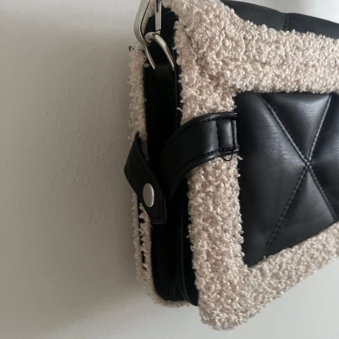 Svart och beige axelväska med teddy-detaljer - 91