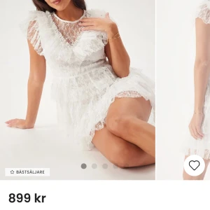 Vit spetsklänning med volanger - Säljer en superfin vit spetsklänning med volanger och korta ärmar som jag tänkte ha till Studenten men som var för stor. Kollar intresset här innan jag skickar tillbaka.  ❗️Nypris 899kr❗️                                                            Klänningen har en vacker öppen rygg och är perfekt för student, midsommar eller sommarens alla tillfällen.  Prislapp sitter kvar och enbart testad