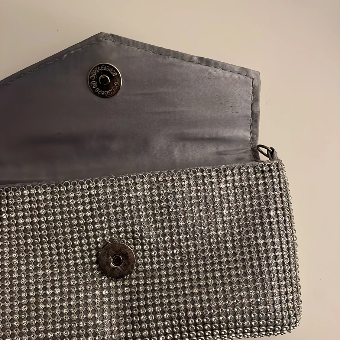 Glittrig silver kuvertväska - 2