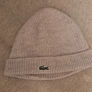 Lacoste mössa ljusgrå - En tunn lacoste mössa i nyskick 