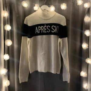 Vit polotröja - Snygg polotröja från GinaTricot med texten ”APRES SKI”, perfekt för vintern!❄️