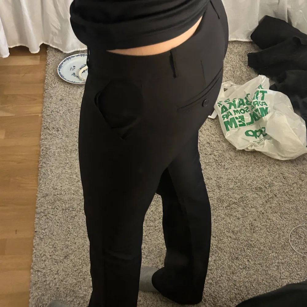 Jättelågmidjade och långa bootcut kostymbyxor!!! Säljer då de är för små och inte går att stänga (se sista bilden) Jag är 180!!. Farkut & Housut.