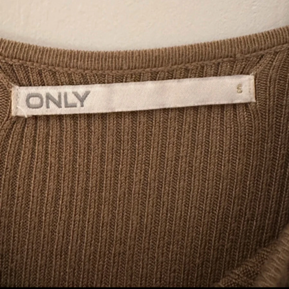 Brun ribbad topp från ONLY - 1