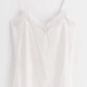 Vit linnetopp med spetsdetaljer från Lindex - Den här fläckfria vita spetslinnet från Lindex säljs i storlek S och har blivit använt ett fåtal gånger. Funkar både som sov/myslinne men även som en tröja man kan ha på sig ute. 