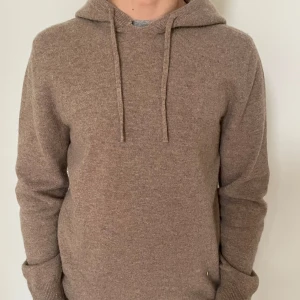 Beige cashmere hoddie - Säljer en  beige stickad hoodie i 100% cashmere. med långa ärmar och huva med snören. Perfekt för kyligare dagar och ger en avslappnad look. Passar bra till jeans eller chinos. Pris kan diskuteras vid snabb affär!