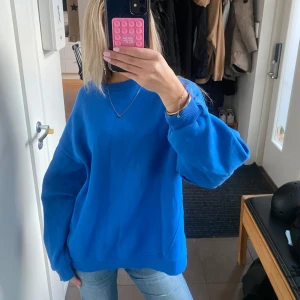 Blå oversized tröja - Säljer denna mysiga och fina tröja❣️❣️ Ursprungspris 499, storleken är XS men passar även S och L