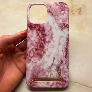 Rosa marmormönstrat mobilskal från Ideal of Sweden - Snyggt rosa marmormönstrat mobilskal från Ideal of Sweden. Skalet har en elegant design med en guldig logotypdetalj. Perfekt för att ge din telefon ett stilrent och trendigt utseende. Endast lite färg som lossnat i den kanten inget som syns! Hör av er vid intresse💕