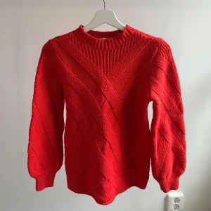 Röd stickad tröja från ONLY - Mysig stickad tröja i superfin röd färg! 