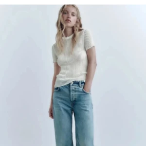 Zara topp  - Jätte fin topp/ blus / fest topp från Zara ( inte mina bilder ) sedan är de även en defekt på tröjan men syns inte vid användning så mycket / se bild 3 💓