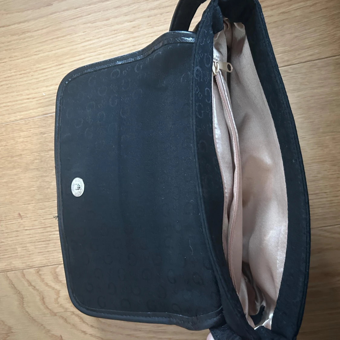 Svart axelväska från Guess - 91