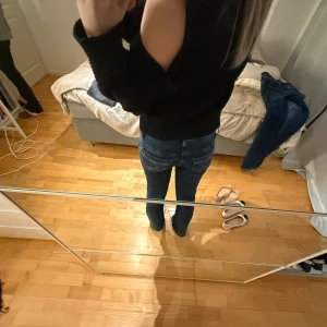 lågmidjade Ltb jeans  - Snygga blå jeans med bootcut-stil och låg midja. Perfekta för en avslappnad look. De har klassiska fem fickor och en knappgylf.