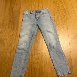 Ljusblå jeans - Snygga ljusblå jeans med rak passform. Storlek 29:32. Slitna längst ner till benen och midjekanten