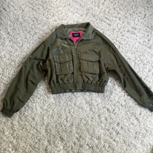 Jättesnygg och cool bomber jacka från Guess - Nypris: runt 1300 kr, Mitt pris: 899 kr Nästan aldrig använd, som ny, och såklart äkta!💗