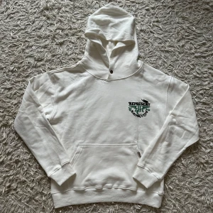 Represent hoodie med print- ALDRIG ANVÄND - Hej, säljer helt helt ny, aldrig använd represent hoodie med ett distinkt, fett print på baksidan. Den är som sagt aldrig använd och därför extremt mjuk. Förutom det mjuka materialet så är även aluminiumknappen på luvan och på fickan extremt hållbara och högkvalitativa. Hoodien har en regular fit, den är storlek S och passar längderna 170-182 beroende på hur du vill att den ska passa. Priset ej hugget i sten.  Nypris~ 3700 sek. 