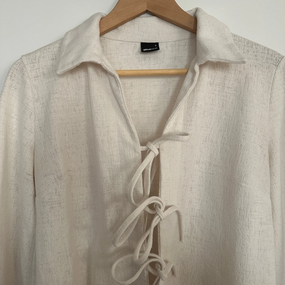 Vit blus med knytning - 2