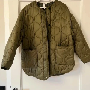 Olivgrön quiltad jacka från Mango - Super fin! Har en liten fläck med nagellack som knappt syns, skriv privat för bild! Mörkgrön/olivgrön quiltad jacka- perfekt till våren☺️