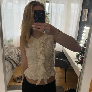 Volangblus  - Jättesnygg topp med volanger som kan användas både till vardags och på fest! Färgen är crémevit. Storlek 170!❤️ 