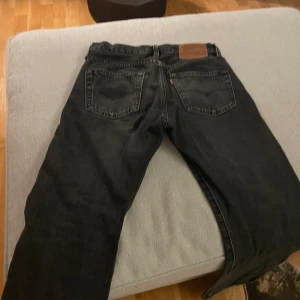 Svarta Levis 501 jeans - Säljer ett par klassiska svarta Levis 501 jeans. De har en rak passform och är tillverkade i slitstarkt denim. Perfekta för en tidlös stil.