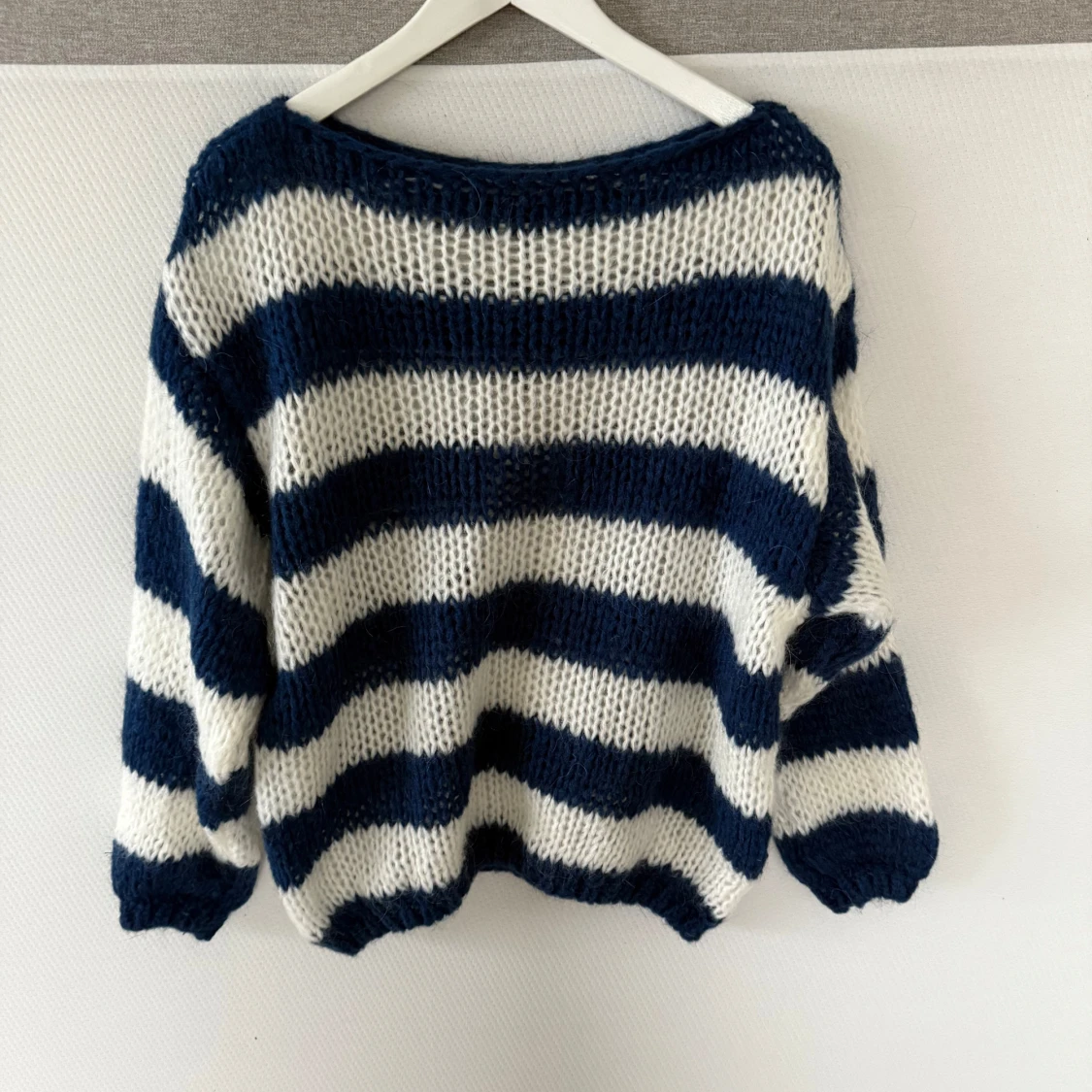 Randig stickad tröja i blått och vit