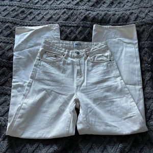 Jeans  - Ljusa jeans med hög midja och lös passform💕Frpn Lager 157 i modellen ”boulevard”