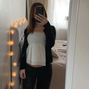 Vit bandeau topp - Söt vit bandeau topp. Perfekt för varma dagar och kan enkelt matchas med olika outfits. Storlek xs men passar även xxs. Den är knappt använd. 