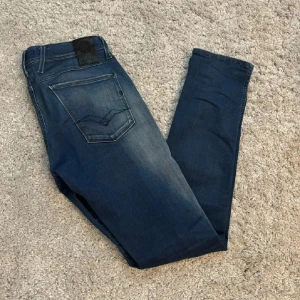 Replay Anbass jeans - Ett par Replay Anbass som bara varit använda ett fåtal gånger och är i toppskick. Hör av er vid frågor!