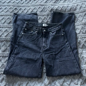 Jeans - Snygga svarta jeans med rak passform och hög midja. Från lager157 i modellen ”boulevard”.