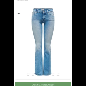 Blå bootcut jeans - Snygga blå bootcut jeans från only, aldrig använda så fint skick