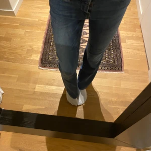 Blå jeans - Snygga blå jeans med en bootcut passform. De har en knapp och dragkedja framtill. Dessvärre så funkar inte bilxtlåsen men man kan ha dom endp utan att det syns, säljer då dom är för korta för mig som 1,65 lång.