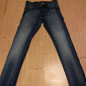Blå jeans Slim Glenn - Snygga blå jeans i slim fit-modell från Glenn. De har en klassisk femficksdesign och en lätt tvättad look. Perfekta för en stilren vardagsoutfit.