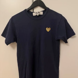 Mörkblå t-shirt från Comme des Garçons - Säljer en stilren mörkblå t-shirt från Comme des Garçons!