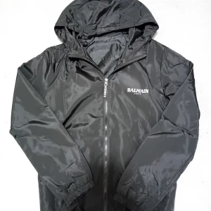 Svart vindjacka från Balmain - Säljer snygg svart vindjacka från Balmain helt ny oanvänd skick 10/10. Tveka inte att fråga!!