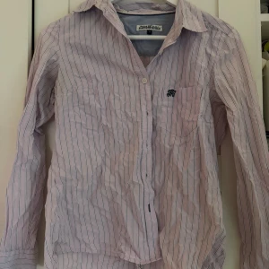 Randig skjorta från Hampton republic  - Snygg randig skjorta från Hampton republic i ljusrosa och blå toner. Storlek 36