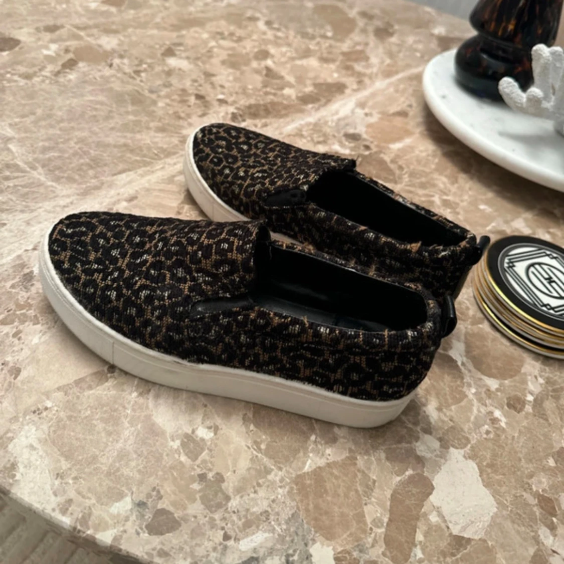 Leopardmönstrade slip-on sneakers